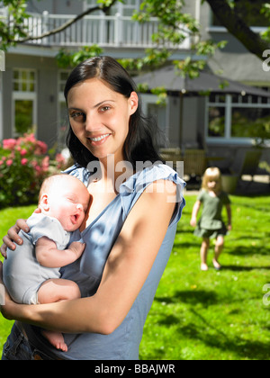 Mutter und Kinder im Garten Stockfoto