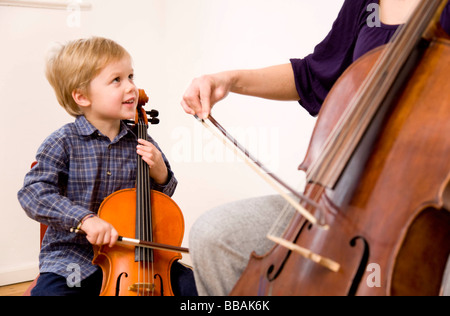 Frau und junge spielt Cello Stockfoto