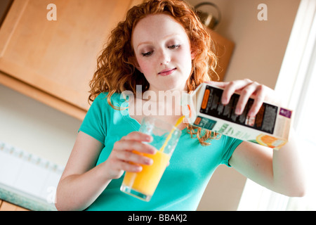 Mädchen trinken frischen gepresster Orangensaft Stockfoto