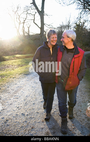 Ehepaar im Ruhestand zu Fuß Stockfoto