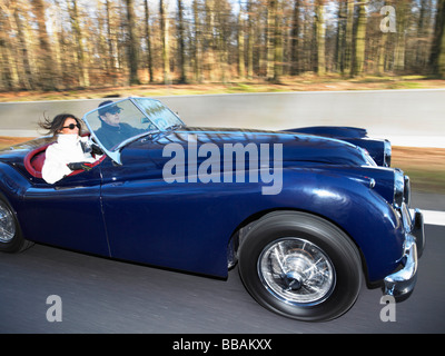 Paar in einem alten Cabrio, Autobahn Stockfoto