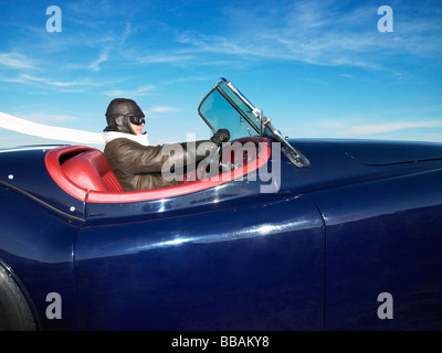 Mann in einem alten Cabrio Stockfoto