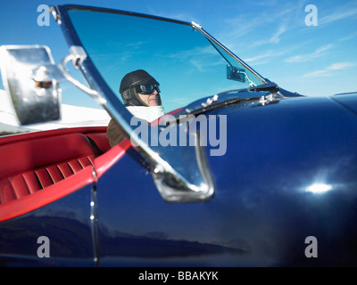 Mann in einem alten Cabrio Stockfoto