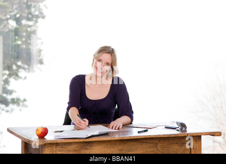 Schwangere Frau arbeiten im home-office Stockfoto