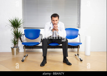 Arzt im Wartezimmer Stockfoto