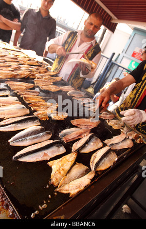 Istanbul Türkei gebratenen Fisch stall Verkauf Fischbrötchen Balik Ekmek wie Fast-Food auf der Uferpromenade in Eminönü snack Stockfoto