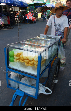 Mann verkaufte Ananas und andere exotische Früchte in Khao San Road, Bangkok Stockfoto