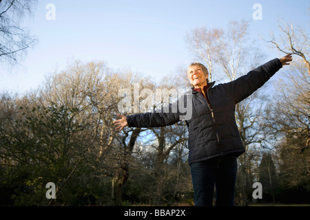 Pensionierte Frau im Wald Stockfoto