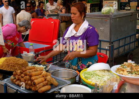 Thai Dame verkaufen Speiselokal in Khao San Road, Bangkok Stockfoto