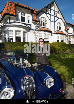 Mann vor seinem Haus und Auto Stockfoto