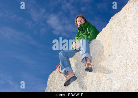 Kletterer auf Berggipfel sitzen Stockfoto