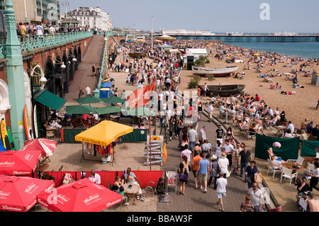 UK England Sussex Brighton: Eine Schar von Urlauber am Strand von Brighton Stockfoto