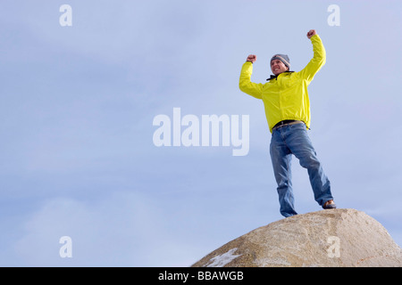 Bergsteiger feiert am Berggipfel Stockfoto