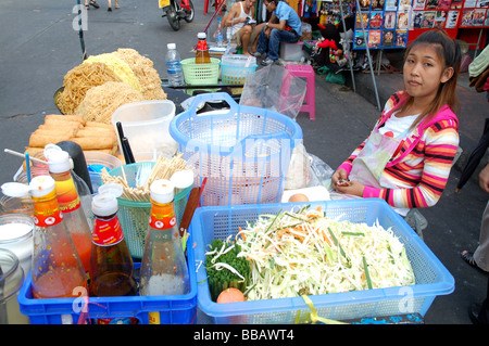 Verkauf von Lebensmitteln in Khao San Road, Bangkok, THAILAND Thai-Mädchen Stockfoto