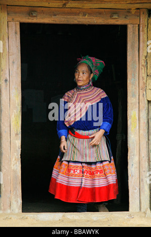 Flower Hmong Frau in der Tür ihres Hauses in Nord-Vietnam Stockfoto