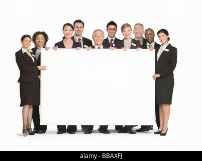 Eine Business-Gruppe hält eine weiße Tafel Stockfoto