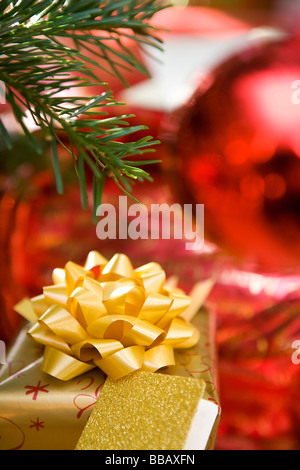 Weihnachtsgeschenke unter Baum Stockfoto