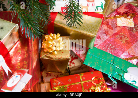 Weihnachtsgeschenke unter geschmückten Baum Stockfoto