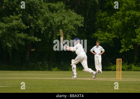 Schlagmann spielen einen Schlaganfall während einer Dorf-Cricket Match Edenbridge Kent England Stockfoto