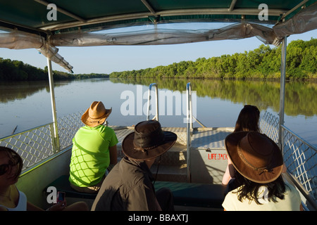 Krokodil Schmierblutungen Kreuzfahrt auf dem Adelaide River, Darwin, Northern Territory, Australien Stockfoto