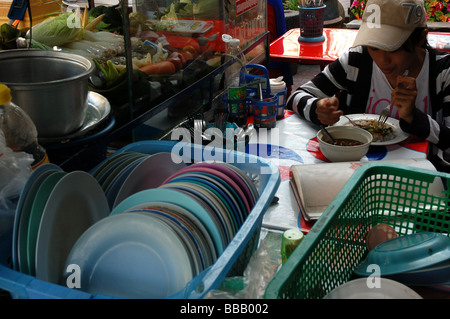 Thailänder essen Nudeln in der Khao San Road, Bangkok, THAILAND Stockfoto