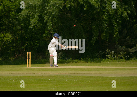 Schlagmann spielen einen Schlaganfall während einer Dorf-Cricket Match Edenbridge Kent England Stockfoto