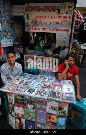 Thai Männer Verkauf von Raubkopien von CDs und DVDs in Khao San Road, Bangkok, THAILAND Stockfoto