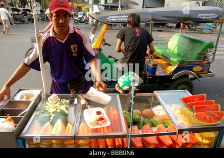 Junge mit Obst in Khao San Road, Bangkok, THAILAND Stockfoto