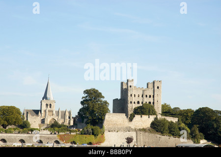 Eine Ansicht von Rochester Castle und die Kathedrale von jenseits des Flusses Medway Stockfoto