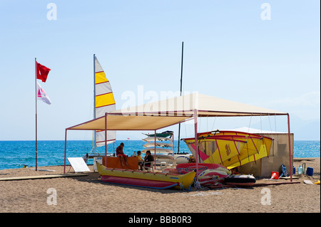 Wassersport vor dem Barut Lara Hotel Lara Beach, in der Nähe von Antalya, Mittelmeerküste, Türkei Stockfoto