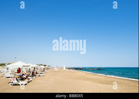 Strand vor dem Barut Lara Hotel Lara Beach, in der Nähe von Antalya, Mittelmeerküste, Türkei Stockfoto