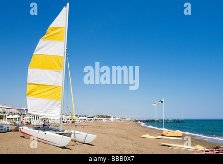 Wassersport vor dem Barut Lara Hotel Lara Beach, in der Nähe von Antalya, Mittelmeerküste, Türkei Stockfoto