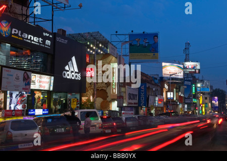 Brigade Straße bei Nacht Karnataka Bangalore Indien Stockfoto