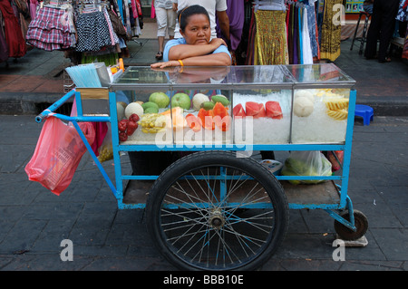 Thai-Mädchen mit Obst in Khao San Road, Bangkok, THAILAND Stockfoto