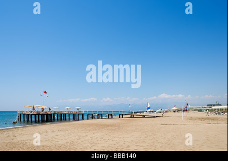 Strand vor dem Royal Wings Hotel Lara Beach, in der Nähe von Antalya, Mittelmeerküste, Türkei Stockfoto