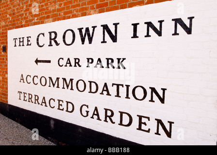 Ein Schild an der Krone Gasthof frei Haus Pub in Westleton, Suffolk, Uk auf den Parkplatz und Unterkunft Stockfoto