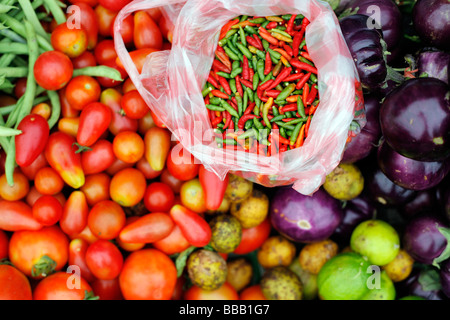 Gemischtes Gemüse in einem laotischen Markt, einschließlich Chilischoten Stockfoto