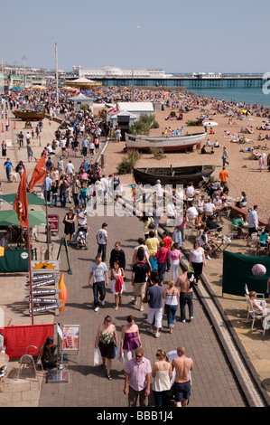 Eine Menge von Urlauber am Strand von Brighton Stockfoto