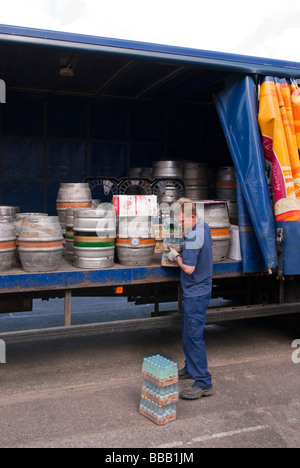 Eine Brauerei Adnams Personal Arbeiter entladen und Bereitstellung von Ale und Bier in einer Kneipe von der Rückseite eines LKW in Suffolk, Uk Stockfoto