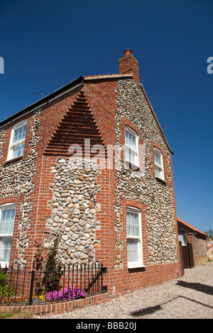 UK England Norfolk Bacton Broomholm Dorf Feuerstein konfrontiert am Straßenrand Cottage Ecke wegschneiden Stockfoto