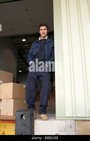 Arbeiter im Lager Tor Stockfoto