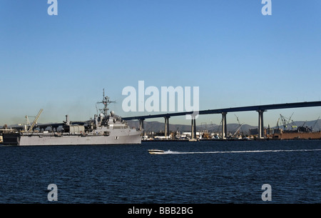 USA Kalifornien San Diego USS Cleveland Coronado Bridge im Hintergrund Stockfoto