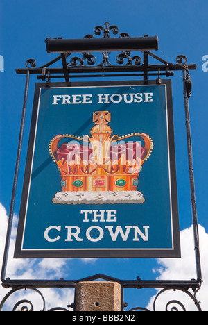 Ein Schild an der Krone Gasthof frei Haus Pub in Westleton, Suffolk, Uk Stockfoto