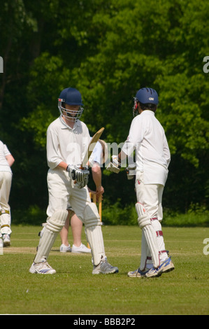 Zwei Batsmen im Gespräch zwischen Overs während ein Dorf Cricket Match Edenbridge Kent England Stockfoto