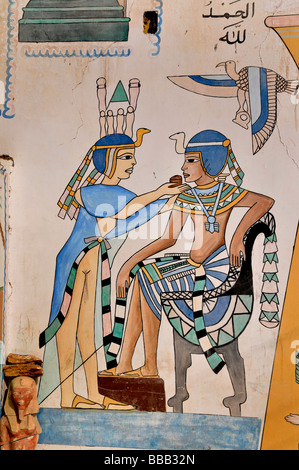 Senmut Alabaster Factory Hajj Haus in Gurna Luxor traditionelle Volkskunst Wandmalereien, arabische Kalligraphie und religiöse Symbole pilgern nach Mekka. Stockfoto
