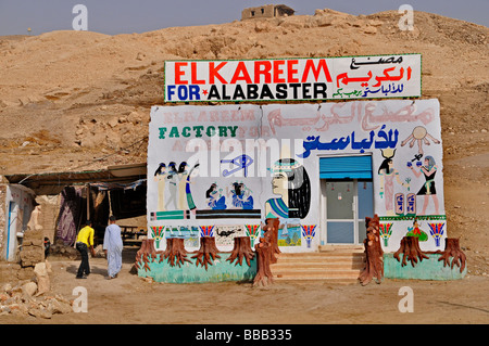 Senmut Alabaster Factory Hajj Haus in Gurna Luxor traditionelle Volkskunst Wandmalereien, arabische Kalligraphie und religiöse Symbole pilgern nach Mekka. Stockfoto