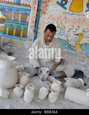 Senmut Alabaster Factory Hajj Haus in Gurna Luxor traditionelle Volkskunst Wandmalereien, arabische Kalligraphie und religiöse Symbole pilgern nach Mekka. Stockfoto