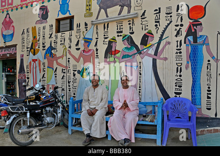 Senmut Alabaster Factory Hajj Haus in Gurna Luxor traditionelle Volkskunst Wandmalereien, arabische Kalligraphie und religiöse Symbole pilgern nach Mekka. Stockfoto