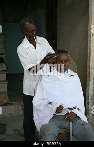 Mann die Haare schneiden, Friseur, auf der Straße in Havanna Kuba Stockfoto