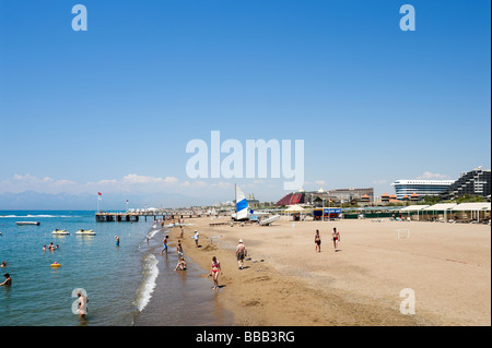 Strand vor dem Royal Wings Hotel Lara Beach, in der Nähe von Antalya, Mittelmeerküste, Türkei Stockfoto